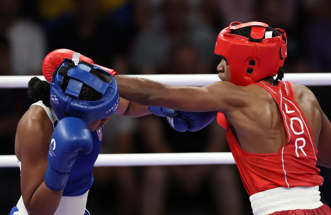 La boxeadora Cindy Ngamba, dio la primera medalla al equipo ol&iacute;mpico de refugiados, en su combate ante la francesa Davina Michel en Villepinte, Francia. EFE/EPA/ALI HAIDER