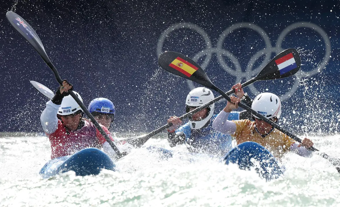 (I) Noemi Fox of Australia, Jessica Fox of Australia, Martina Wegman de Paises Bajos y Maialen Chourraut, de Espa&ntilde;a, en la competici&oacute;n femenina de Kayak Cross. EFE/EPA/MAXIM SHIPENKOV