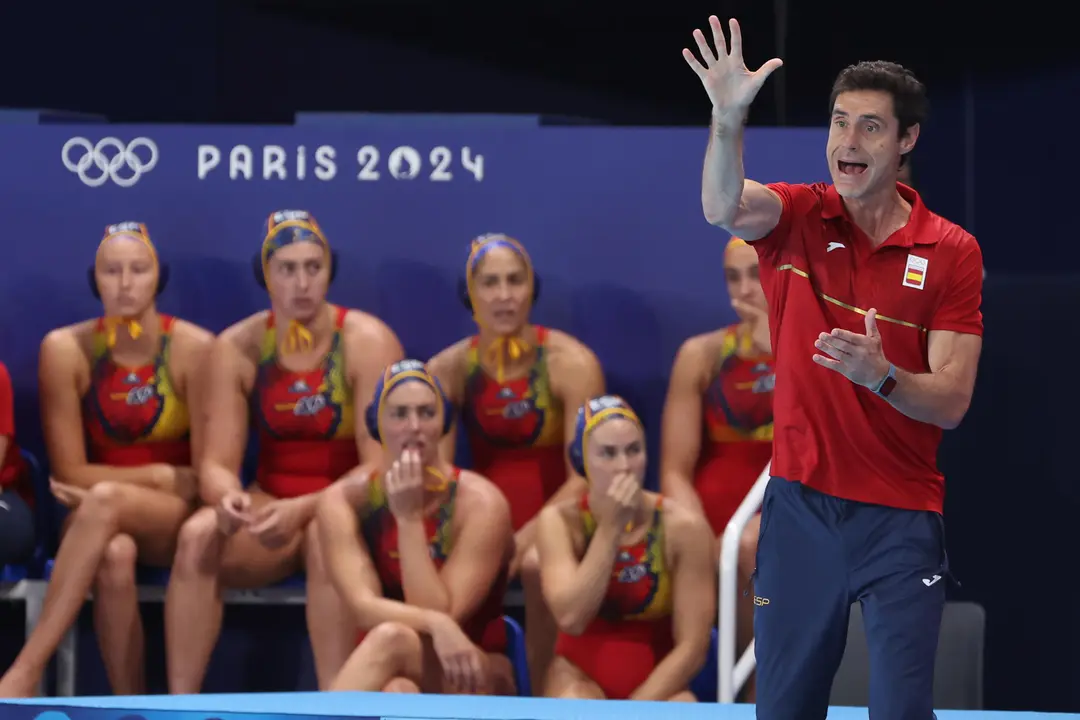 El entrenador espa&ntilde;ol, Miguel Angel Oca, da instrucciones durante el partido de waterpolo de la ronda preliminar, grupo B, entre Italia y Espa&ntilde;a, de los Juegos Ol&iacute;mpicos Par&iacute;s 2024, este domingo en Saint Denis, Francia.  EFE/ Kiko Huesca