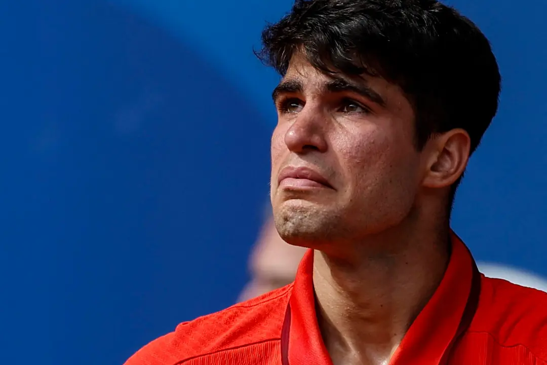 El tenista espa&ntilde;ol Carlos Alcaraz llora al perder ante el serbio Novak Djokovic tras la final individual masculina de tenis de los Juegos Ol&iacute;mpicos de Par&iacute;s 2024 este domingo, en la capital gala. EFE/Juanjo Mart&iacute;n