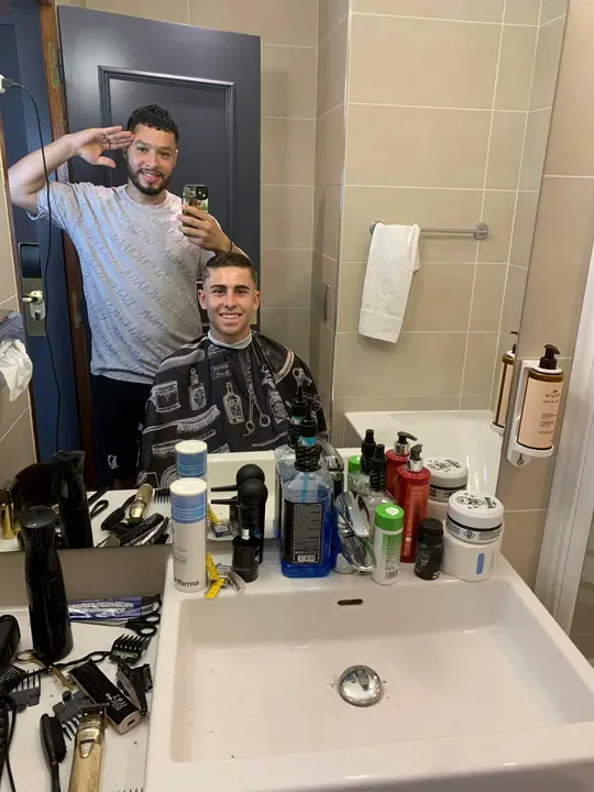 Abdel Kharbpuch (i), junto al futbolista Ferm&iacute;n L&oacute;pez, es el peluquero de la selecci&oacute;n espa&ntilde;ola de f&uacute;tbol ol&iacute;mpico. Estuvo con ellos en Burdeos en la fase de grupos y se citaron en semifinales. Y en Marsella, a 24 horas del partido contra Marruecos, atiende a EFE antes de cortar el pelo a todos los integrantes del equipo en una relaci&oacute;n que empez&oacute; en 2022 y que Abel Ruiz y Sergio G&oacute;mez, como capitanes, se han encargado de gestionar para Par&iacute;s 2024. EFE/ &Oacute;scar Maya Belch&iacute;