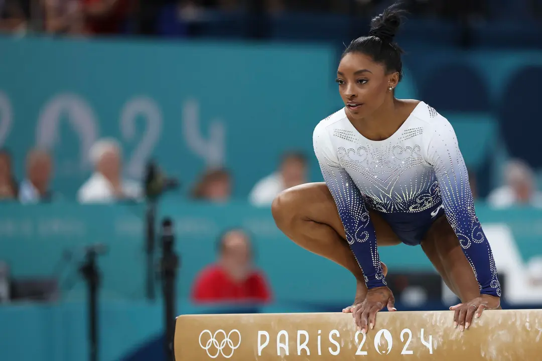 La gimnasta estadounidense Simone Biles se sube a la barra tras caerse durante su participaci&oacute;n en la final femenina de barra de equilibrio de gimnasia art&iacute;stica de los Juegos Ol&iacute;mpicos de Par&iacute;s 2024, en el pabell&oacute;n Bercy Arena, este lunes, en Par&iacute;s. EFE/ Miguel Guti&eacute;rrez