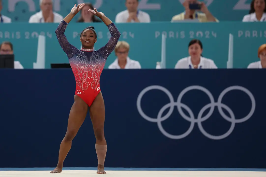 La gimnasta estadounidense Simone Biles saluda al  p&uacute;blico tras ejecutar su ejercicio en la final de suelo femenino de gimnasia art&iacute;stica de los Juegos Ol&iacute;mpicos de Par&iacute;s 2024, en el pabell&oacute;n Bercy Arena, este lunes, en Par&iacute;s. EFE/ Miguel Guti&eacute;rrez