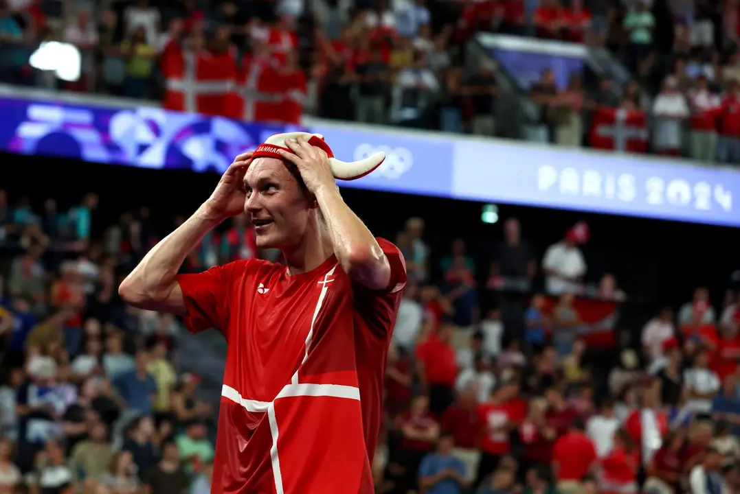 Viktor Axelsen revalid&oacute; el oro ol&iacute;mpico en la prueba individual masculina de b&aacute;dminton EFE/EPA/DIVYAKANT SOLANKI