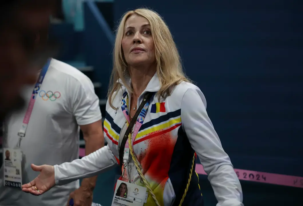 La leyenda de la gimnasia Nadia Comaneci asiste a las finales de aparatos de gimnasia art&iacute;stica de los Juegos Ol&iacute;mpicos de Par&iacute;s 2024, en el pabell&oacute;n Bercy Arena, este lunes, en Par&iacute;s. EFE/ Miguel Guti&eacute;rrez