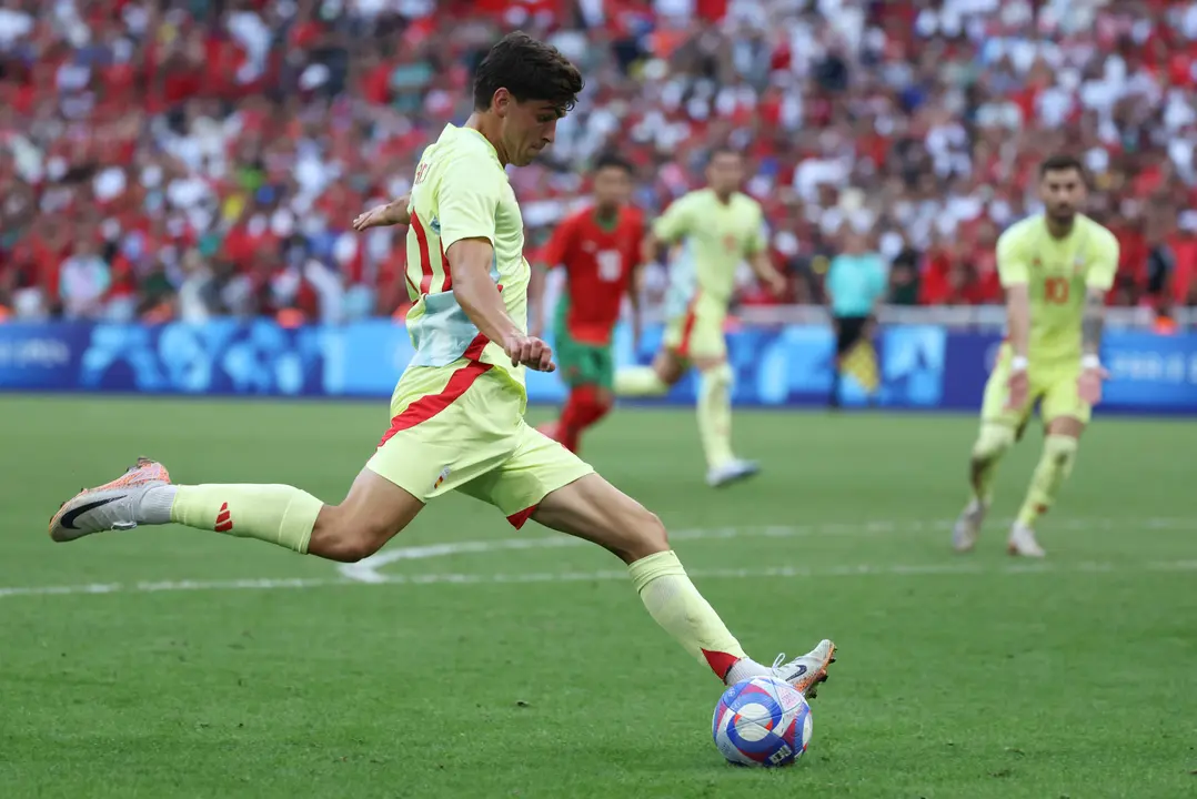 El defensa espa&ntilde;ol Juanlu lanza a porter&iacute;a para anotar el 1-2 ante Marruecos durante el partido de semifinal de F&uacute;tbol, entre Espa&ntilde;a y Marruecos, en el marco de los Juegos Ol&iacute;mpicos Par&iacute;s 2024, este lunes, en Marsella, Francia. EFE/Kiko Huesca