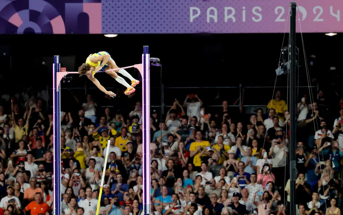 El atleta sueco Armand Duplantis consigue la medalla de oro y un nuevo r&eacute;cord del mundo en la final masculina de salto con p&eacute;rtiga, en los Juegos Ol&iacute;mpicos de Par&iacute;s 2024 en el Estadio de Francia, este lunes, en la capital gala.  EFE/EPA/RONALD WITTEK