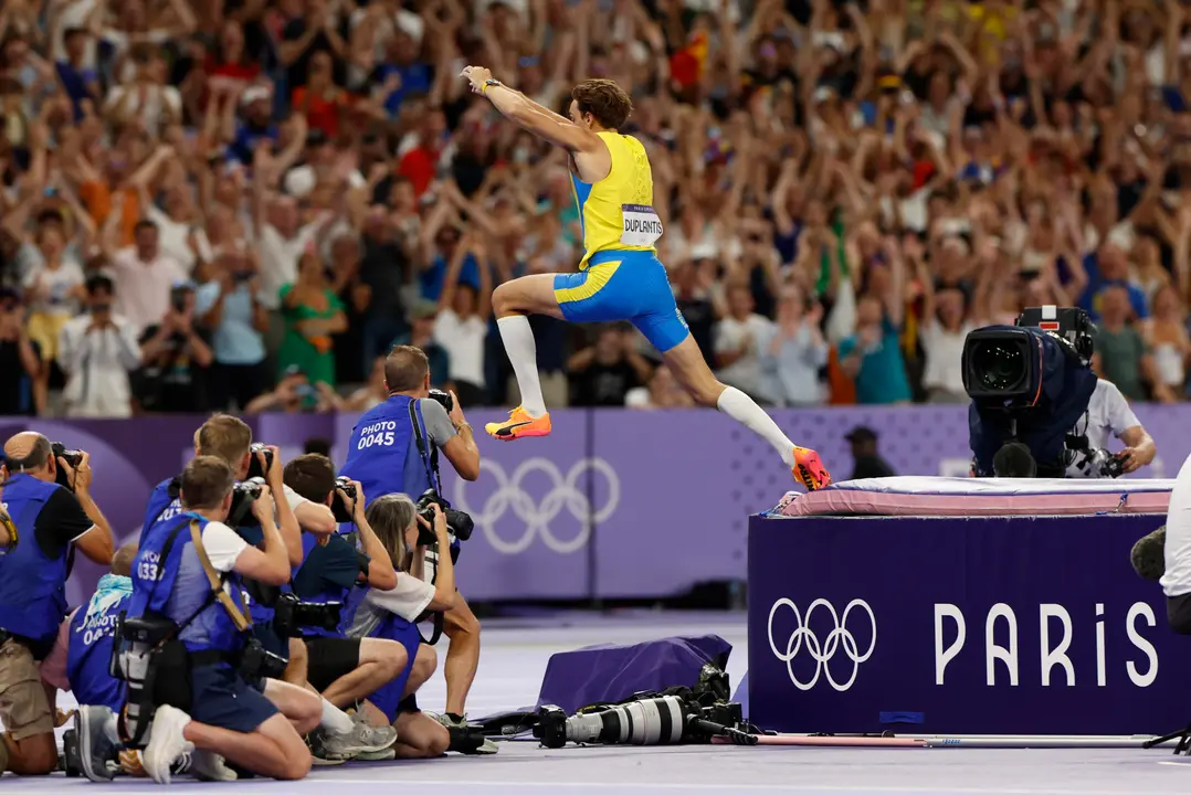 El atleta sueco Armand Duplantis compite en la final masculina de salto con p&eacute;rtiga, en los Juegos Ol&iacute;mpicos de Par&iacute;s 2024 en el Estadio de Francia, este lunes, en la capital gala. EFE/ Julio Munoz