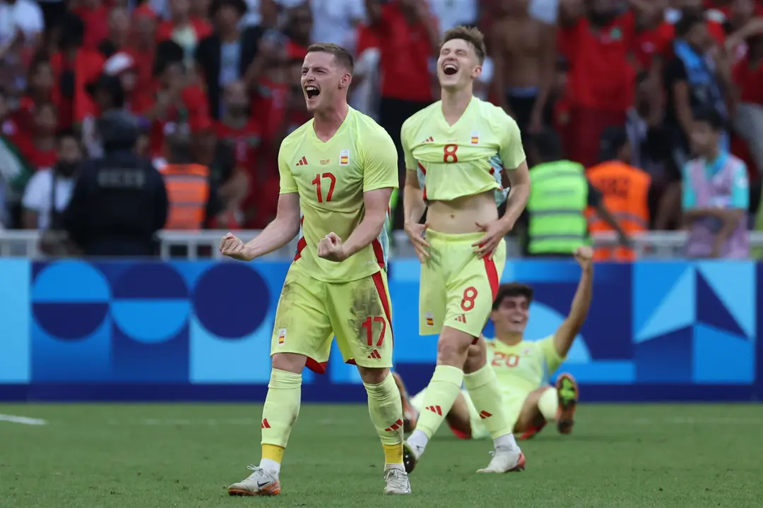El defensa de Espa&ntilde;a Sergio G&oacute;mez (D) y su compa&ntilde;ero Benat Turrientes celebran el 1-2 y su pase a la final tras el partido de semifinal de F&uacute;tbol, entre Espa&ntilde;a y Marruecos, en el marco de los Juegos Ol&iacute;mpicos Par&iacute;s 2024, este lunes, en Marsella, Francia. EFE/Kiko Huesca