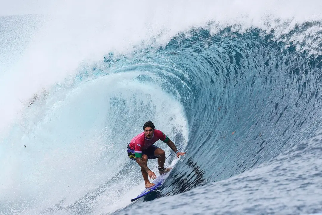 El surfista brasile&ntilde;o Gabriel Medina en acci&oacute;n en los Juegos Ol&iacute;mpicos Par&iacute;s 2024 en Teahupo'o, Tahiti. EFE/FAZRY ISMAIL