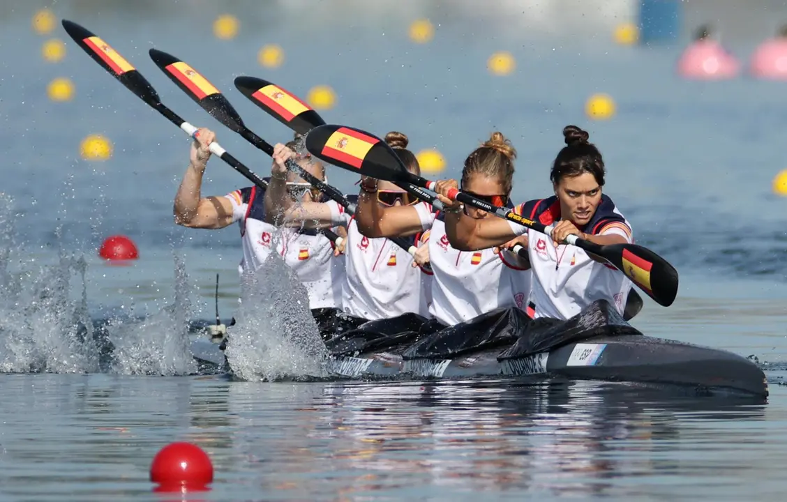El K-4 femenino espa&ntilde;ol formado por (D-I) Sara Ouzande, Estefania Fern&aacute;ndez, Carolina Garc&iacute;a Otero y Teresa Portela, durante su participaci&oacute;n en las eliminatorias de 500 m de los Juegos Ol&iacute;mpicos de Par&iacute;s 2024. EFE/EPA/ALI HAIDER