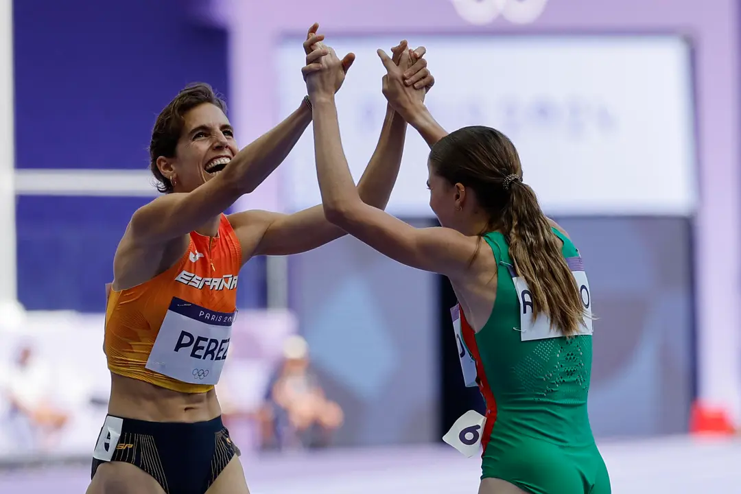 La atleta espa&ntilde;ola Marta P&eacute;rez (i) celebra con la portuguesa Salom&eacute; Afonso (d), tras acabar sexta y quinta, respectivamente, en su manga clasificatoria de los 1500m femeninos en los Juegos Ol&iacute;mpicos Par&iacute;s 2024 gala. EFE/Miguel To&ntilde;a