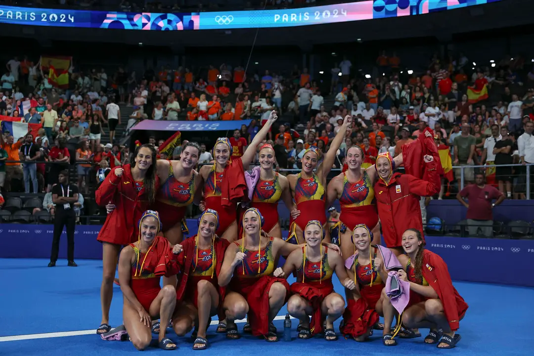 Jugadoras de la selecci&oacute;n de waterpolo celebran su victoria ante Canad&aacute; al finalizar el partido de cuartos de final de waterpolo en los Juegos Ol&iacute;mpicos Par&iacute;s 2024. EFE/ Sashenka Guti&eacute;rrez