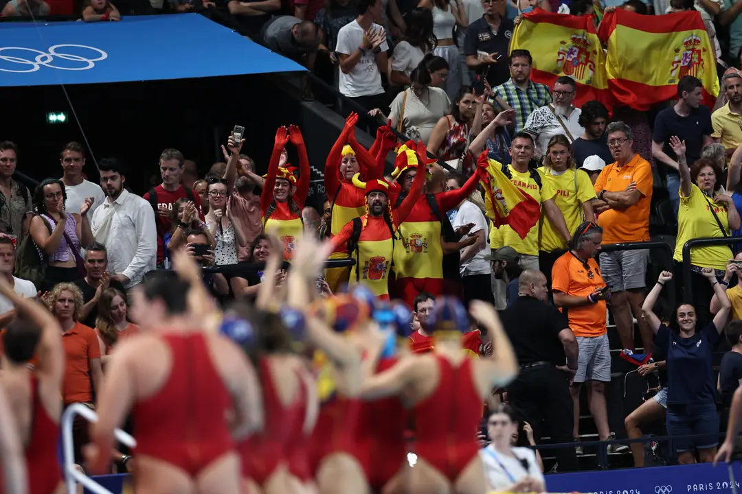 Jugadoras de la selecci&oacute;n de waterpolo celebran su victoria ante Canad&aacute; al finalizar el partido de cuartos de final de waterpolo en los Juegos Ol&iacute;mpicos Par&iacute;s 2024 EFE/ Sashenka Gutierrez