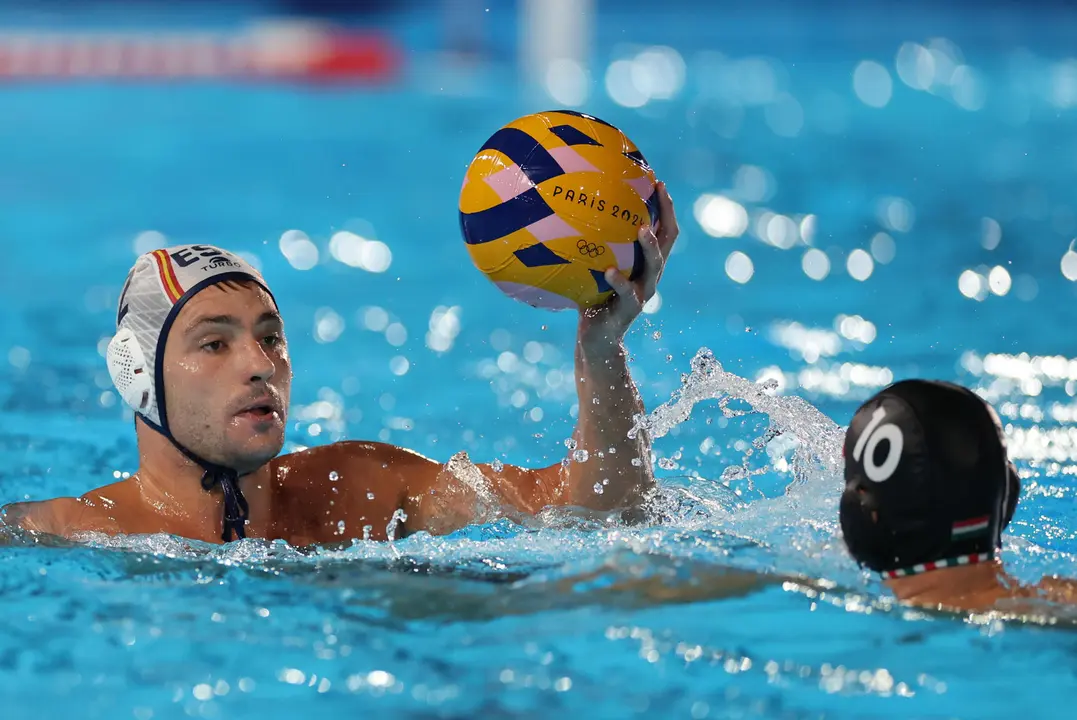 El lateral de Espa&ntilde;a Alberto Munarriz (i) en acci&oacute;n ante el h&uacute;ngaro Denes Varga durante el partido de ronda preliminar del Grupo B de Waterpolo Masculino, entre Espa&ntilde;a y Hungr&iacute;a, parte de los Juegos Ol&iacute;mpicos de Par&iacute;s 2024, en Saint-Denis (Francia). EFE/ Miguel Guti&eacute;rrez