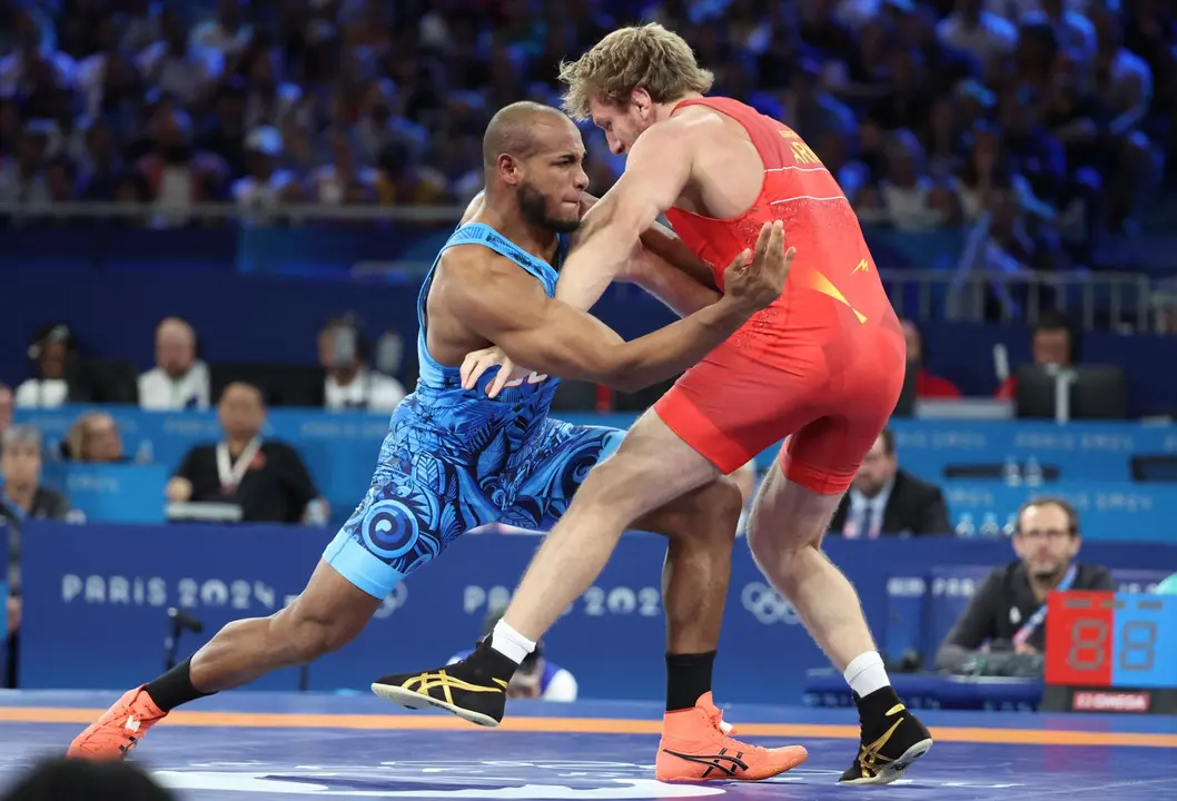 El armenio Artur Aleksanyan (rojo) en acci&oacute;n ante el cubano Gabriel Alejandro Rosillo Kindelanen el South Paris Arena en Paris, Francia. EFE/EPA/YAHYA ARHAB