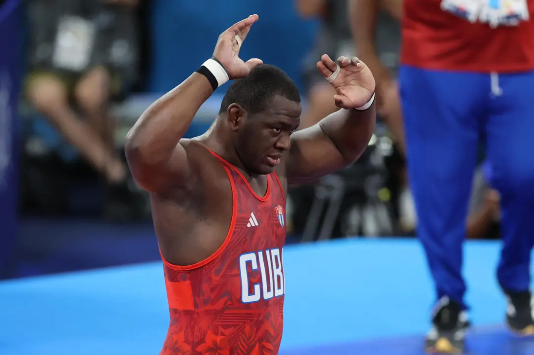 El luchador cubano Mija&iacute;n L&oacute;pez durante su combate de lucha grecorromana de 130kg en Paris, . EFE/ Miguel Guti&eacute;rrez