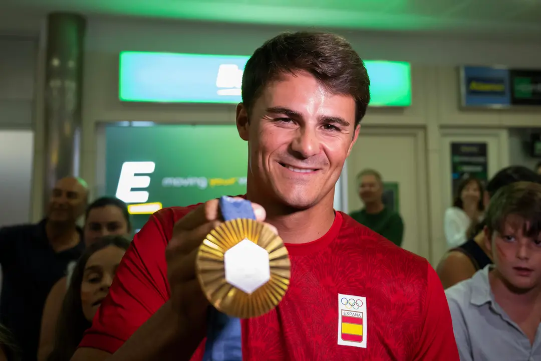 El campe&oacute;n ol&iacute;mpico de vela en los juegos de Paris 2024, Diego Bot&iacute;n, a su llegada este martes al aeropuerto Seve Ballesteros de Santander. EFE/ Pedro Puente Hoyos