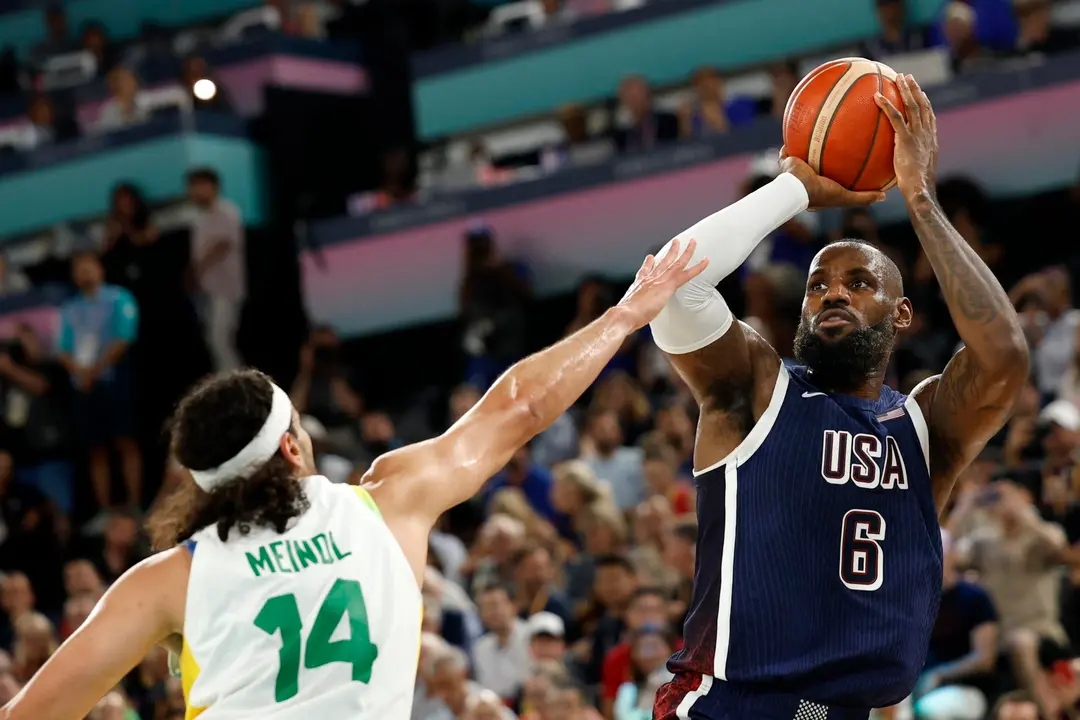 El jugador estadounidense LeBron James (d) trata de anotar ante el defensa brasile&ntilde;o Leo Meindl en el South Paris Arena en Paris, Francia. EFE/EPA/CAROLINE BREHMAN