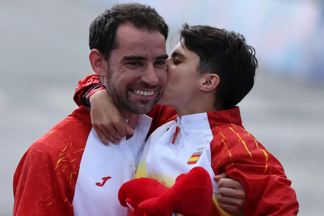 El extreme&ntilde;o &Aacute;lvaro Mart&iacute;n, campe&oacute;n ol&iacute;mpico del relevo mixto de marat&oacute;n de marcha junto a Mar&iacute;a P&eacute;rez. EFE/ Miguel Guti&eacute;rrez