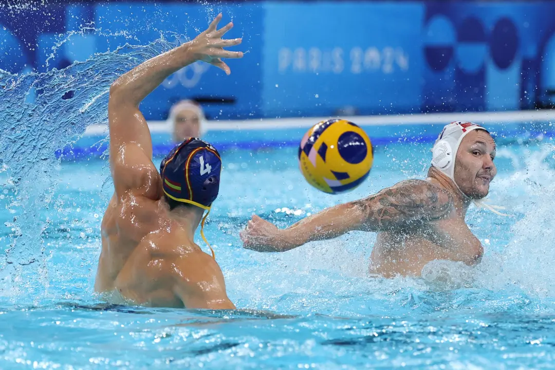 El espa&ntilde;ol Bernat Sanahuja (i) durante el partido de waterpolo de cuartos de final ante Croacia. EFE/Juanjo Martin
