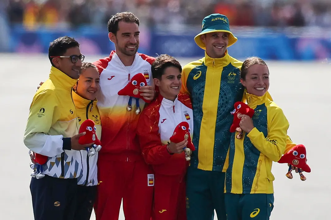 - Los atletas espa&ntilde;oles &Aacute;lvaro Mart&iacute;n (c-i) y Mar&iacute;a P&eacute;rez (c-d), oro; junto a los ecuatorianos Brian Daniel Pintado (i) y Glenda Morej&oacute;n (2i), plata; y los australianos Rhydan Cowley (2d) y Jemima Montag, bronce. EFE/ Miguel Guti&eacute;rrez