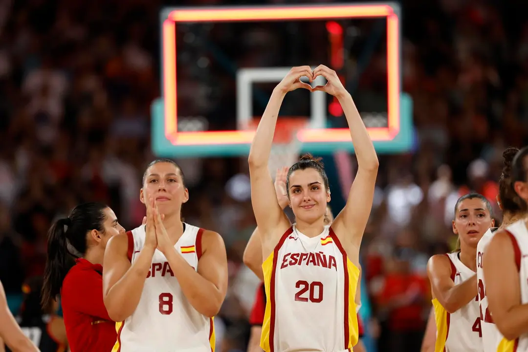 Las espa&ntilde;olas Maria Araujo (I) y Paula Ginzo en el Bercy Arena en Paris, Francia. EFE/EPA/CAROLINE BREHMAN