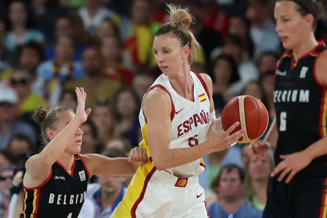 La jugadora espa&ntilde;ola Laura Gil (c) ante la defensa de la belga Elise Ramette (i) durante el partido de cuartos de final de baloncesto femenino de los Juegos Ol&iacute;mpicos de Par&iacute;s 2024 que Espa&ntilde;a disput&oacute; contra B&eacute;lgica este mi&eacute;rcoles en el Bercy Arena de la capital francesa. EFE/ Miguel Guti&eacute;rrez