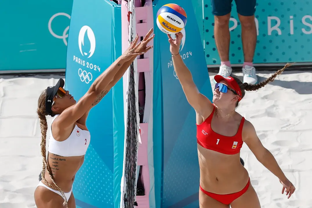 La espa&ntilde;ola Daniela &Aacute;lvarez (d) en acci&oacute;n ante la canadiense Brandie Wilkerson durante los cuartos de final femeninos de Voleibol Playa, entre Espa&ntilde;a y Canad&aacute;, parte de los Juegos Ol&iacute;mpicos de Par&iacute;s 2024 este mi&eacute;rcoles, en la capital gala. EFE/ Miguel To&ntilde;a