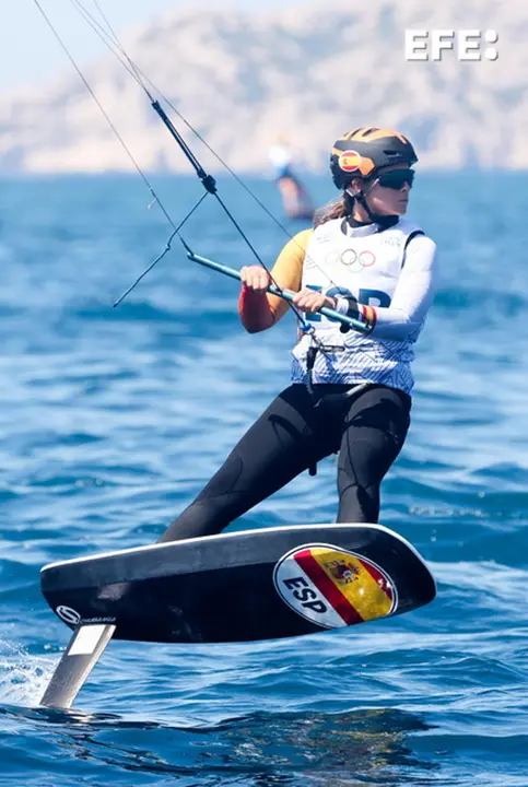 Gisela Pulido ha dicho adi&oacute;s a Par&iacute;s 2024 en F&oacute;rmula Kite (tabla con cometa y foil).EFE/EPA/OLIVIER HOSLET