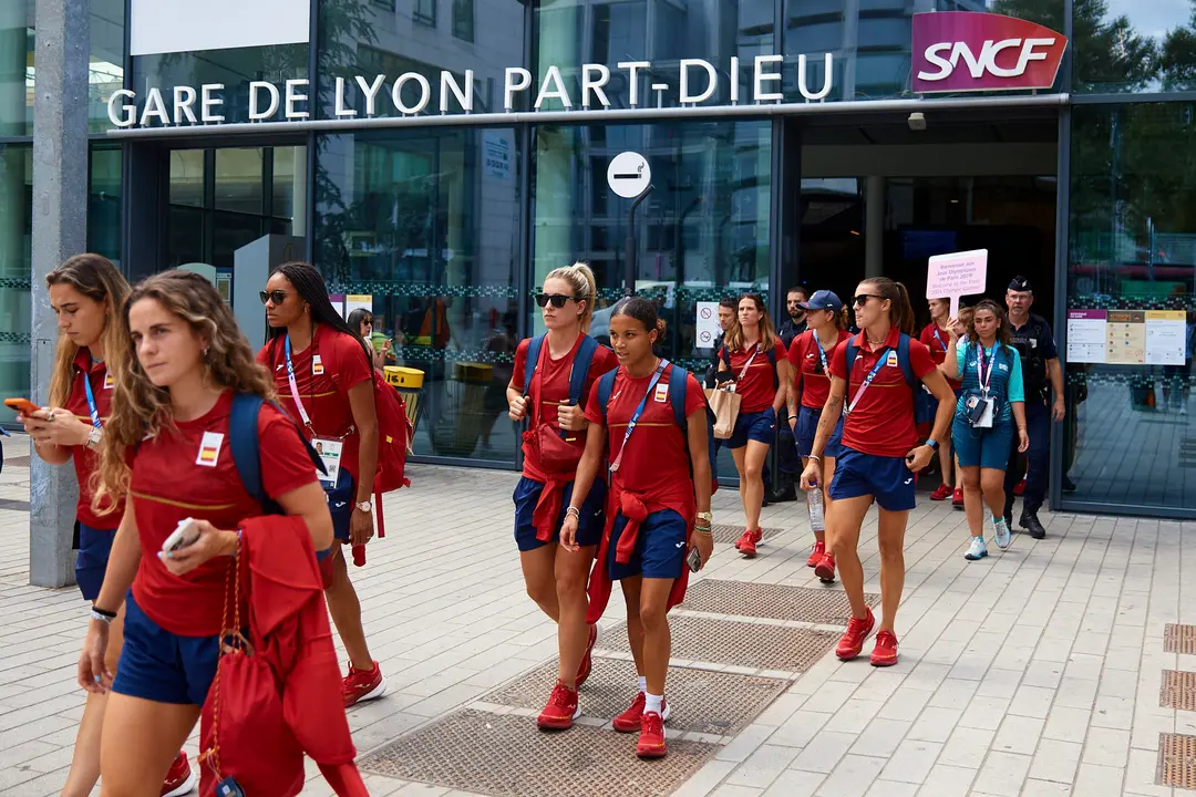 Las jugadoras de la selecci&oacute;n ol&iacute;mpica espa&ntilde;ola de f&uacute;tbol a su llegada a Lyon, para disputar el partido por la medalla de bronce de los Juegos Ol&iacute;mpicos Par&iacute;s 2024. EFE/RFEF