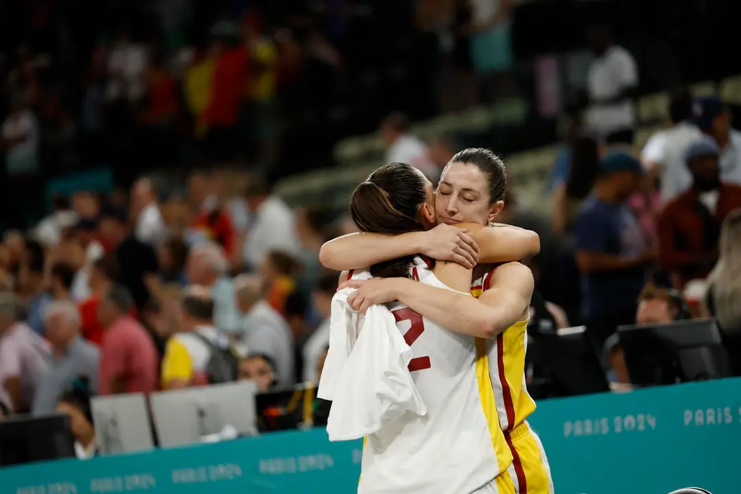 Leonor Rodriguez y Maite Cazorla durante el partido de cuartos de final de baloncesto femenino de los Juegos Ol&iacute;mpicos de Par&iacute;s 2024 que Espa&ntilde;a disputa contra B&eacute;lgica este mi&eacute;rcoles en el Bercy Arena de la capital francesa. EFE/EPA/CAROLINE BREHMAN
