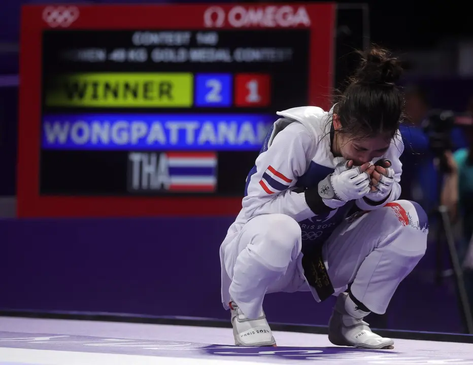 La tailandesa Panipak Wongapattanakit tras la final con la china Qing Guo, en la categor&iacute;a de -49 kilos. EFE/EPA/TERESA SUAREZ