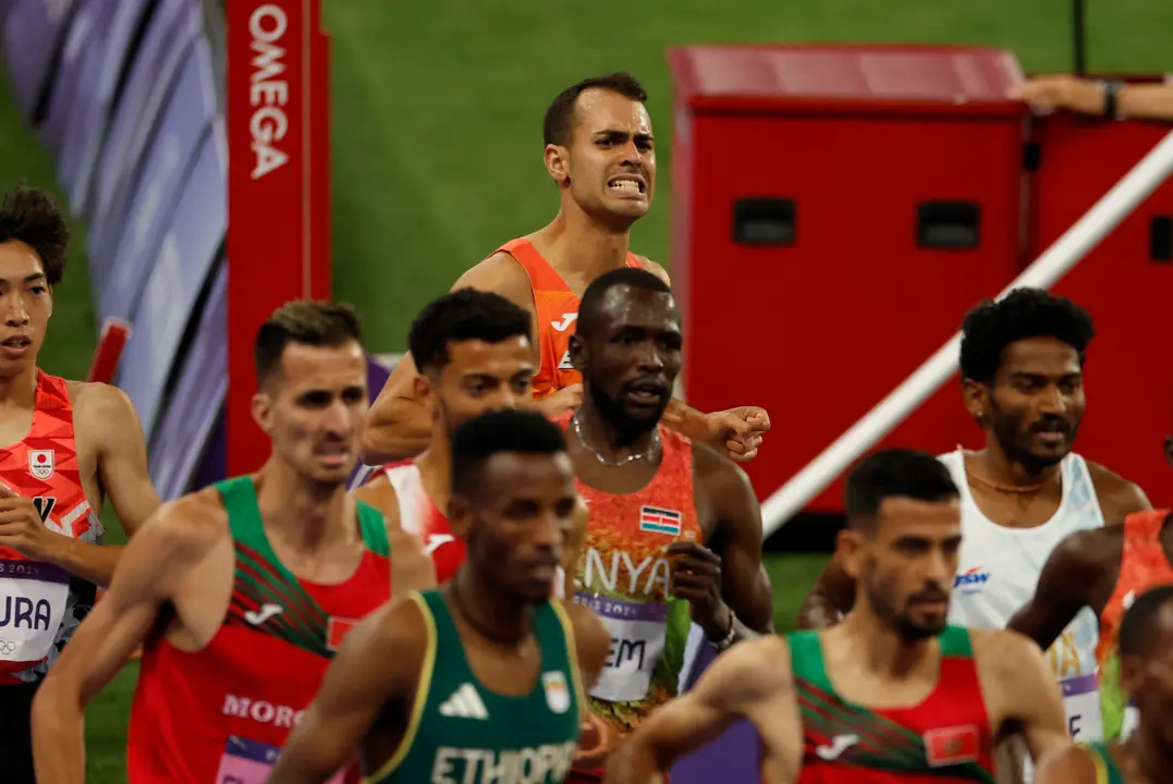 El atleta espa&ntilde;ol Daniel Arce (c) compite en la final masculina de 3000m obst&aacute;culos parte de los Juegos Ol&iacute;mpicos de Par&iacute;s 2024 este mi&eacute;rcoles, en la capital gala. EFE/ Julio Mu&ntilde;oz