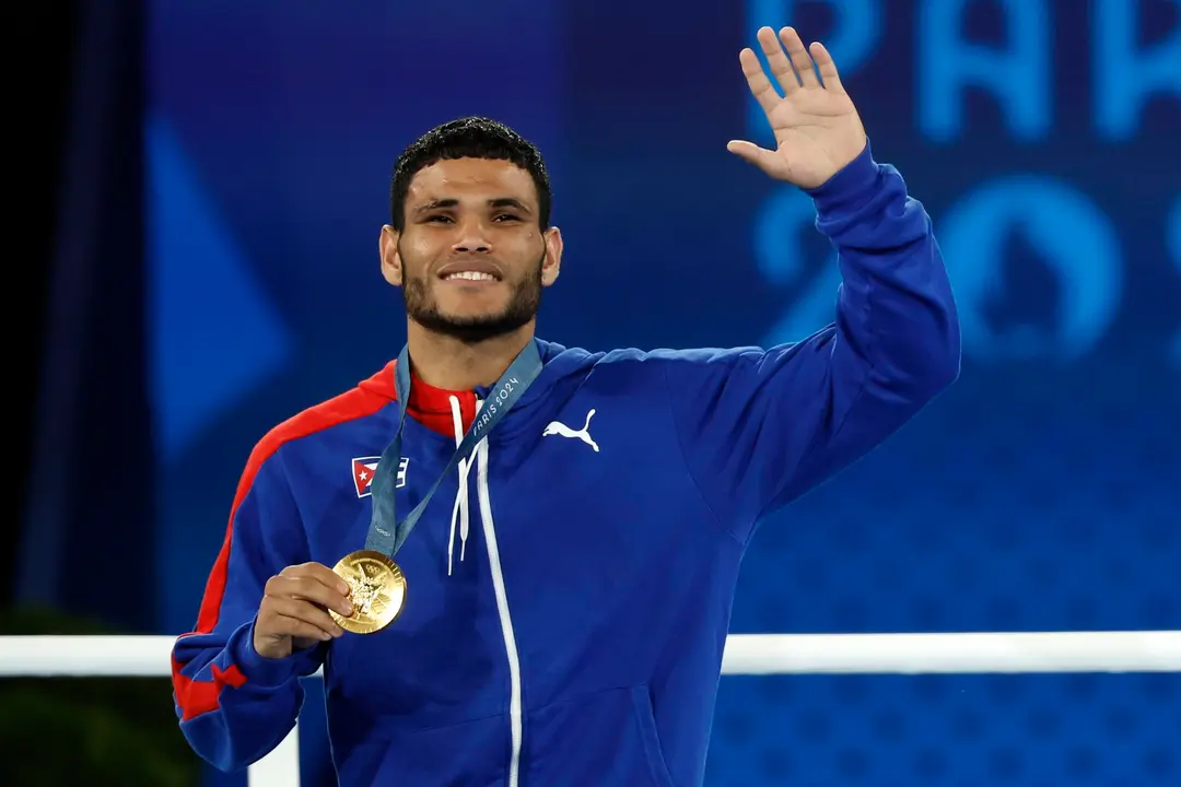 El cubano Erislandy &Aacute;lvarez Borges fue registrado este mi&eacute;rcoles, 7 de agosto, al celebrar la obtenci&oacute;n de la medalla de oro del boxeo masculino de los Juego Ol&iacute;mpicos de Par&iacute;s 2024 para la categor&iacute;a de los 63,5 kg, en Par&iacute;s (Francia). EFE/Yoan Valat
