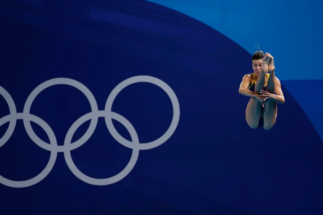 La saltadora espa&ntilde;ola Valeria Antolino salta durante la clasificaci&oacute;n para la final de trampol&iacute;n de tres metros. EFE/EPA/TOLGA AKMEN