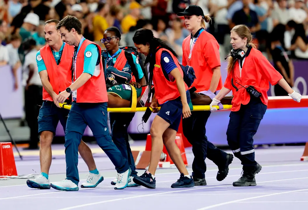 El et&iacute;ope Lamecha Girma es trasladado en camilla tras la ca&iacute;da que sufri&oacute; en la final de 3000 obst&aacute;culos. EFE/EPA/RONALD WITTEK