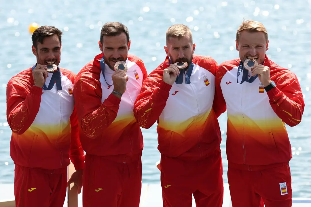 Sa&uacute;l Craviotto (2i) hizo historia al lograr el bronce junto a Carlos Ar&eacute;valo, Marcus Cooper y Rodrigo Germade en el K4 500 de los Juegos de Par&iacute;s EFE/EPA/ALI HAIDER