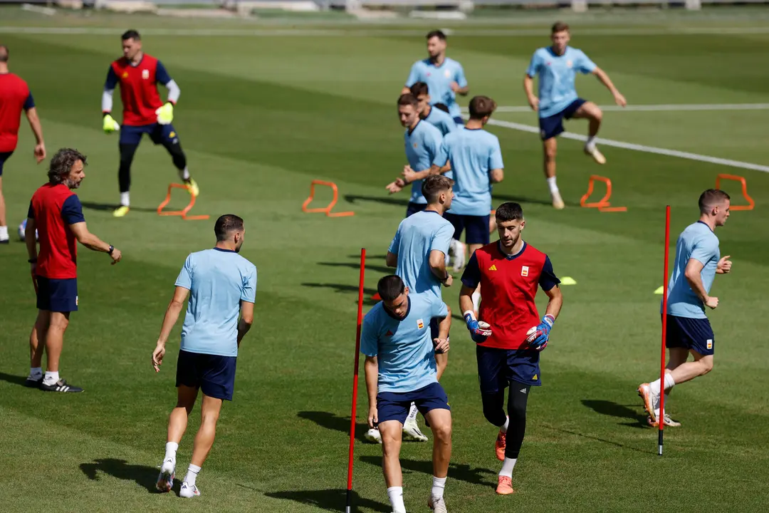 Jugadores de la selecci&oacute;n ol&iacute;mpica espa&ntilde;ola de f&uacute;tbol durante su entrenamiento en el Stade Bauer durante los Juegos Ol&iacute;mpicos Par&iacute;s2024 en Saint-Ouen-sur-Seine en Francia, este jueves. EFE/ Juanjo Martin