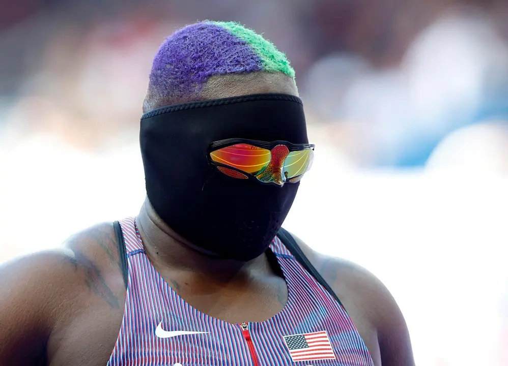 La estadounidense Raven Saunders lleva una mascarilla mientras compite en la prueba de clasificaci&oacute;n de lanzamiento de peso femenino. -EFE/ Franck Robichon