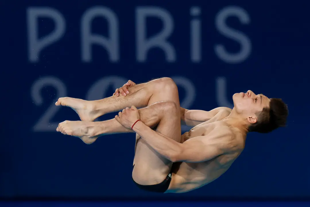El mexicano Osmar Olvera compite en la final de Salto de trampol&iacute;n 3m masculino. EFE/ Julio Mu&ntilde;oz