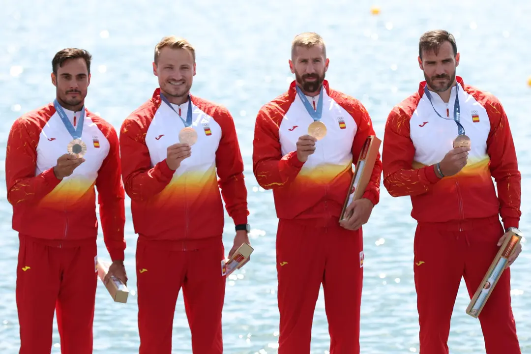 Podio del equipo espa&ntilde;ol de K4 500, bronce ol&iacute;mpico en Par&iacute;s 2024. EFE/EPA/ALI HAIDER