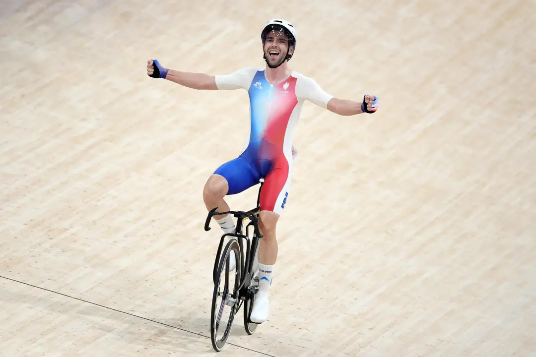Saint-quentin-en-yvelines (France), 08/08/2024.- Benjamin Thomas of France celebrates winning the Men's Omnium Points gold medal race of the Track Cycling competitions in the Paris 2024 Olympic Games, at Saint-Quentin-en-Yvelines Velodrome in Saint-Quentin-en-Yvelines, France, 08 August 2024. (Ciclismo, Francia, Roma) EFE/EPA/MARTIN DIVISEK