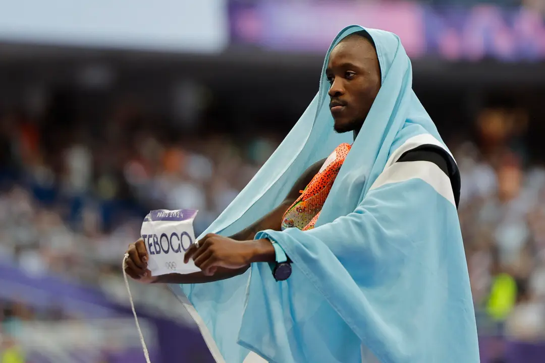 El atleta botsuan&eacute;s Letsile Tebogo gana el oro en la final de 200m masculino, en el marco de los Juegos Ol&iacute;mpicos Par&iacute;s 2024, este jueves, en la capital gala. EFE/ Lavandeira Jr