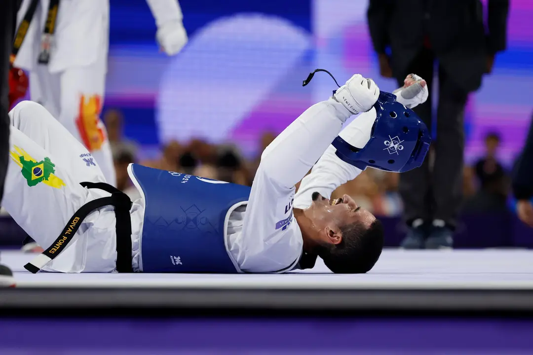 PAR&Iacute;S, 08/08/2024.- El taekwondista brasile&ntilde;o Edival Pontes celebra la medalla de bronce al ganar al espa&ntilde;ol Javier P&eacute;rez en el combate por la medalla de bronce de la categor&iacute;a masculina de -68kg de los Juegos Ol&iacute;mpicos de Par&iacute;s 2024 este jueves en el Grand Palais en la capital francesa. EFE/ Kiko Huesca