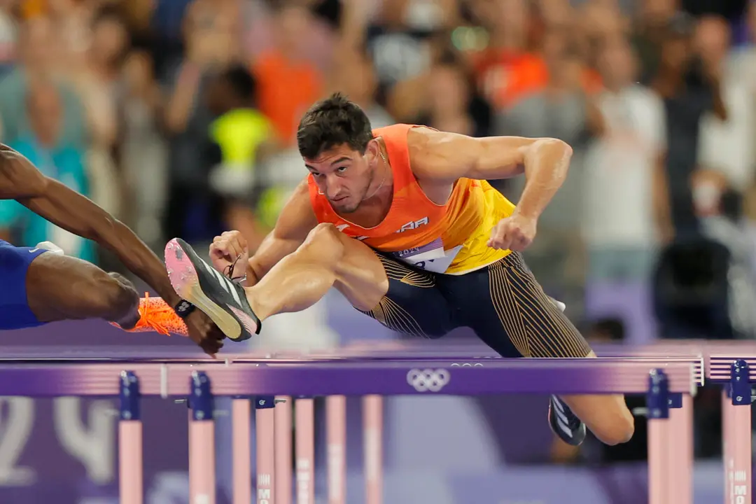 El atleta espa&ntilde;ol Enrique Llopis compite en la final de 110m vallas masculino, en el marco de los Juegos Ol&iacute;mpicos Par&iacute;s 2024, este jueves, en la capital gala. EFE/ Lavandeira Jr