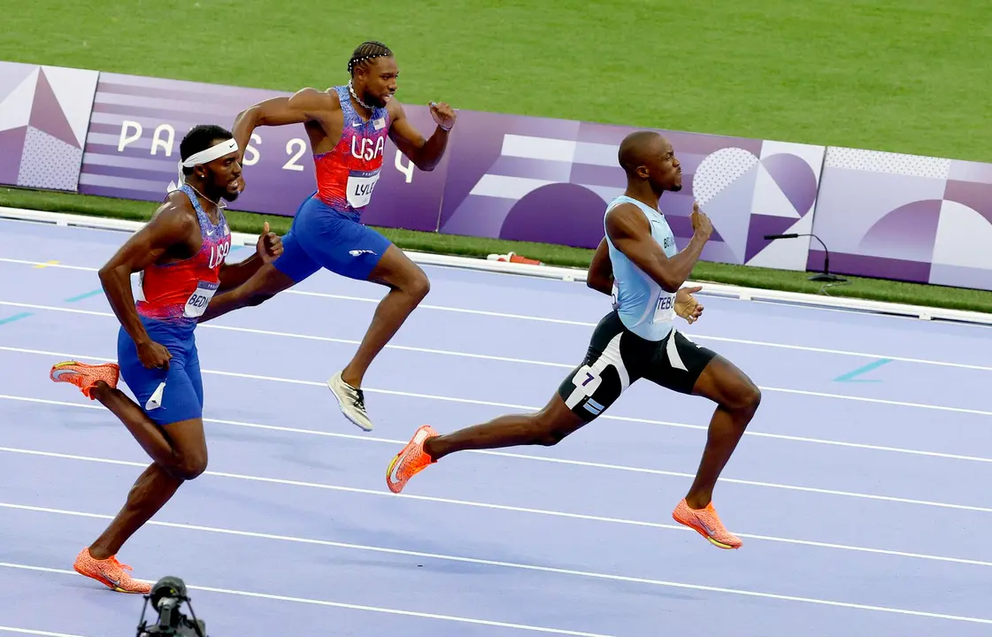 El botsuan&eacute;s Letsile Tebogo gana la final de 200 metros de los Juegos Ol&iacute;mpicos de Par&iacute;s 2024. EFE/EPA/FRANCK ROBICHON