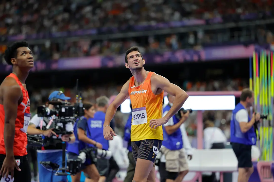 El atleta espa&ntilde;ol Enrique Llopis compite en la final de 110m vallas masculino, en el marco de los Juegos Ol&iacute;mpicos Par&iacute;s 2024, este jueves, en la capital gala. EFE/ Lavandeira Jr