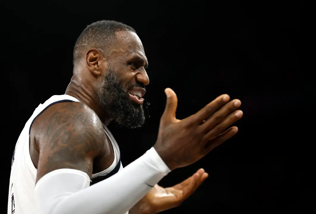 Lebron James, alero de Estados Unidos, fue registrado este jueves, 8 de agosto, al celebrar la victoria de su equipo 95-91 sobre Serbia, al final de una de las semifinales del baloncesto de los Juegos Ol&iacute;mpicos 2024, en el coliseo South Par&iacute;s Arena de la capital francesa. Los norteamericanos enfrentar&aacute;n a los locales en la final. EFE/Yoan Valat