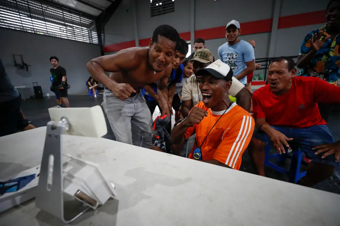 Entrenadores y boxeadores paname&ntilde;os fueron registrados este jueves, 8 de agosto, al celebrar la victoria de su compatriota Atheyna Bylon, durante la transmisi&oacute;n del combate de una de las semifinales del boxeo de los Juegos Ol&iacute;mpicos 2024 en la categor&iacute;a de los 75 kg, en el gimnasio Pedro 'Rockero' Alc&aacute;zar de Ciudad de Panam&aacute; (Panam&aacute;). EFE/Bienvenido Velasco